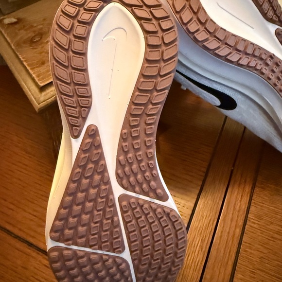 NWOT, NEVER WORN NIKE Running shoe, VOMERO 17, ZOOMX. White and violet. - Picture 6 of 6